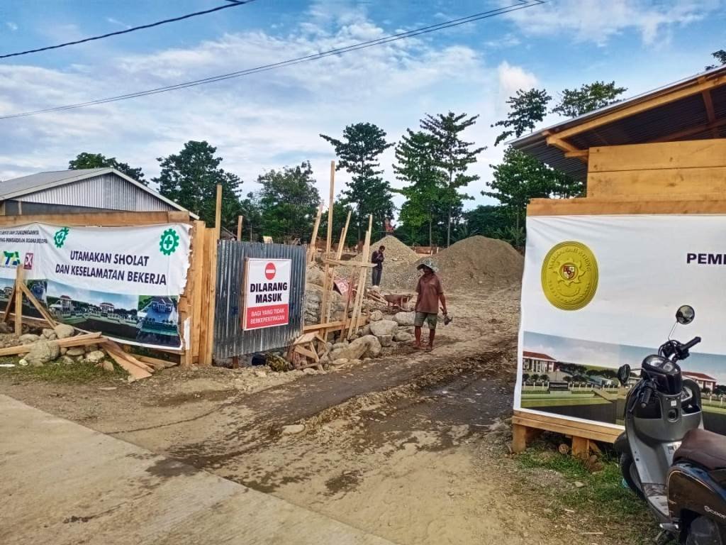 Pembangunan-Mega-Proyek-Plat-Merah-Liar