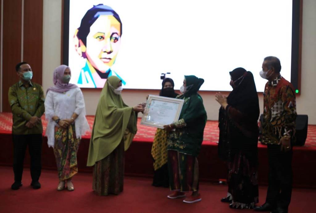 Kurnia-Terima-Penghargaan-Tingkat-Provinsi-Sulsel-Pada-Peringatan-Hari-Kartini