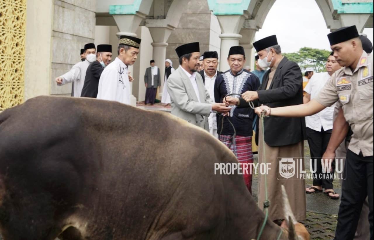 Bupati-Luwu-Bersama-Forkopimda-Sholat-Idul-Adha-1443-H-di-Masjid-Agung-Belopa