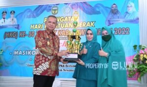 Bupati-Luwu-Apresiasi-Tim-Penggerak-PKK-Luwu-di-Peringatan-HKG-Ke-50