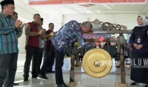 Pemukulan-Gong-Tandai-Launching-Aplikasi-SINONA-Dan-SIDIA-Milik-BKPSDM