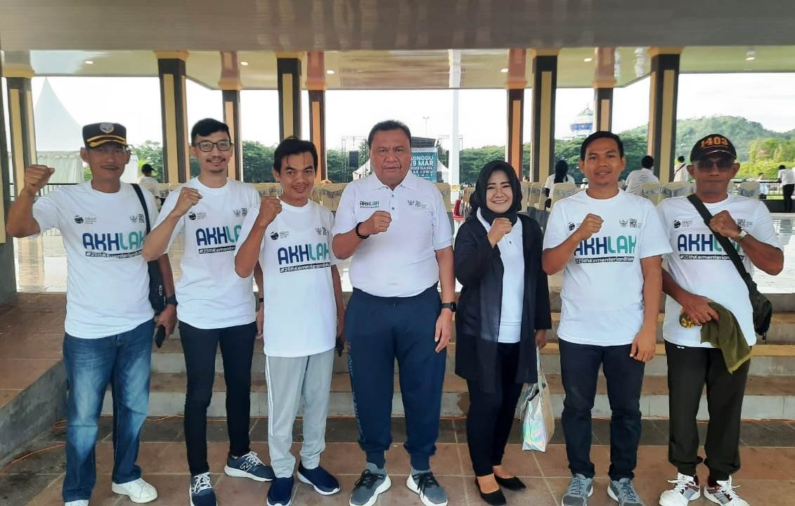 Ribuan-Masyarakat-Luwu-Sukseskan-Jalan-Sehat-Estafet-Obor-BUMN