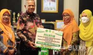 Bupati-Luwu-Beri-Bonus-Nuraeni-Juara-II-Lomba-Hafalan-100-Hadits-Tingkat-Provinsi2
