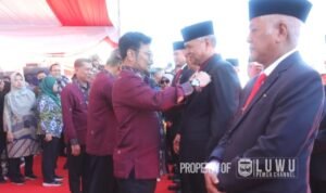 Bupati-Luwu-Terima-Penghargaan-Satyalancana-Wira-Karya-dari-Presiden-RI