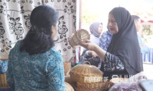 Ketua-TP-PKK-Kabupaten-Luwu-Tinjau-Kesiapan-Peserta-Pameran