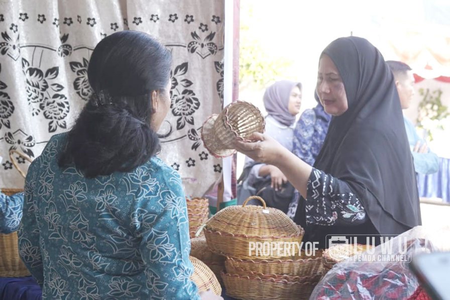 Ketua-TP-PKK-Kabupaten-Luwu-Tinjau-Kesiapan-Peserta-Pameran