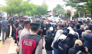 Ratusan-Massa-Mahasiswa-dan-Masyarakat-Gelar-Aksi-Demo-di-Polres-Palopo