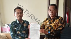 Penyerahan Tanda Bukti Pencatatan PSBL Oleh Kepala Disnakertrans Luwu Kepada Sekretaris PSBL