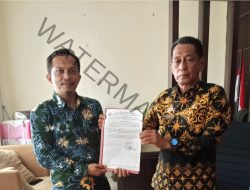 Penyerahan Tanda Bukti Pencatatan PSBL Oleh Kepala Disnakertrans Luwu Kepada Sekretaris PSBL