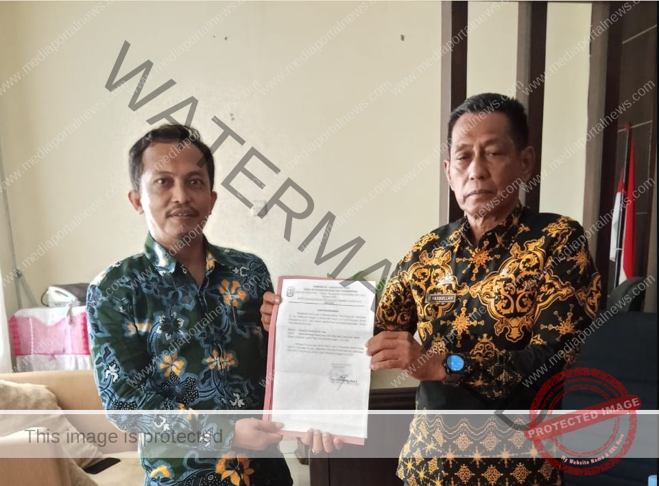 Penyerahan Tanda Bukti Pencatatan PSBL Oleh Kepala Disnakertrans Luwu Kepada Sekretaris PSBL