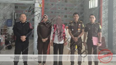 Pihak Kejaksaan Negeri Luwu Bersama Etik Polobuntu Saat Menggunakan Rompi Pink