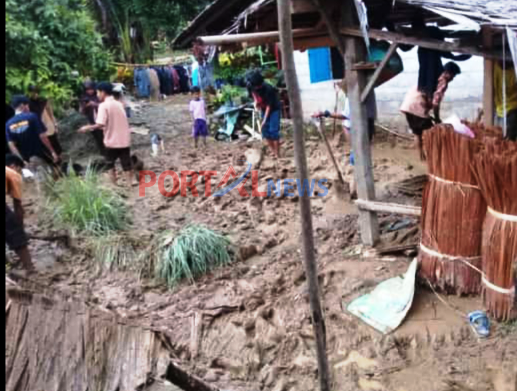 Banjir-Menerpa-Rumah-Warga2C-Aktifitas-Lumpuh